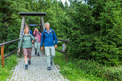 Blankenstein Wanderer auf Selbitzbrücke (c) Thüringer Tourismus GmbH.bmp