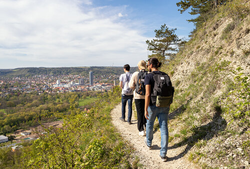 Jena_SaaleHorizontale_Kernberge mit Wandergruppe_JenaKultur_RomanMoebius - Kopie.jpg